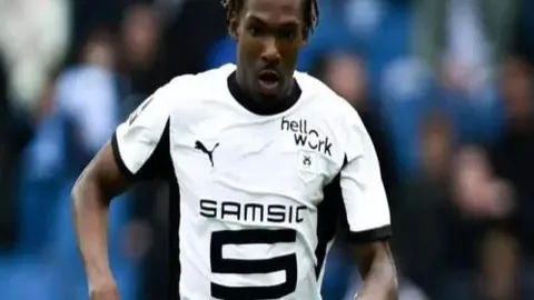 “张琳芃合同谜底揭晓：申花错失良机，转会真相提前曝光！”